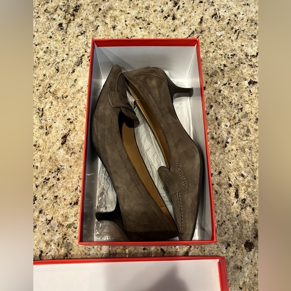 Coach Winnie Feathered Grey Suede Pointed Toe Kitten Heels - Picture 16 of 16